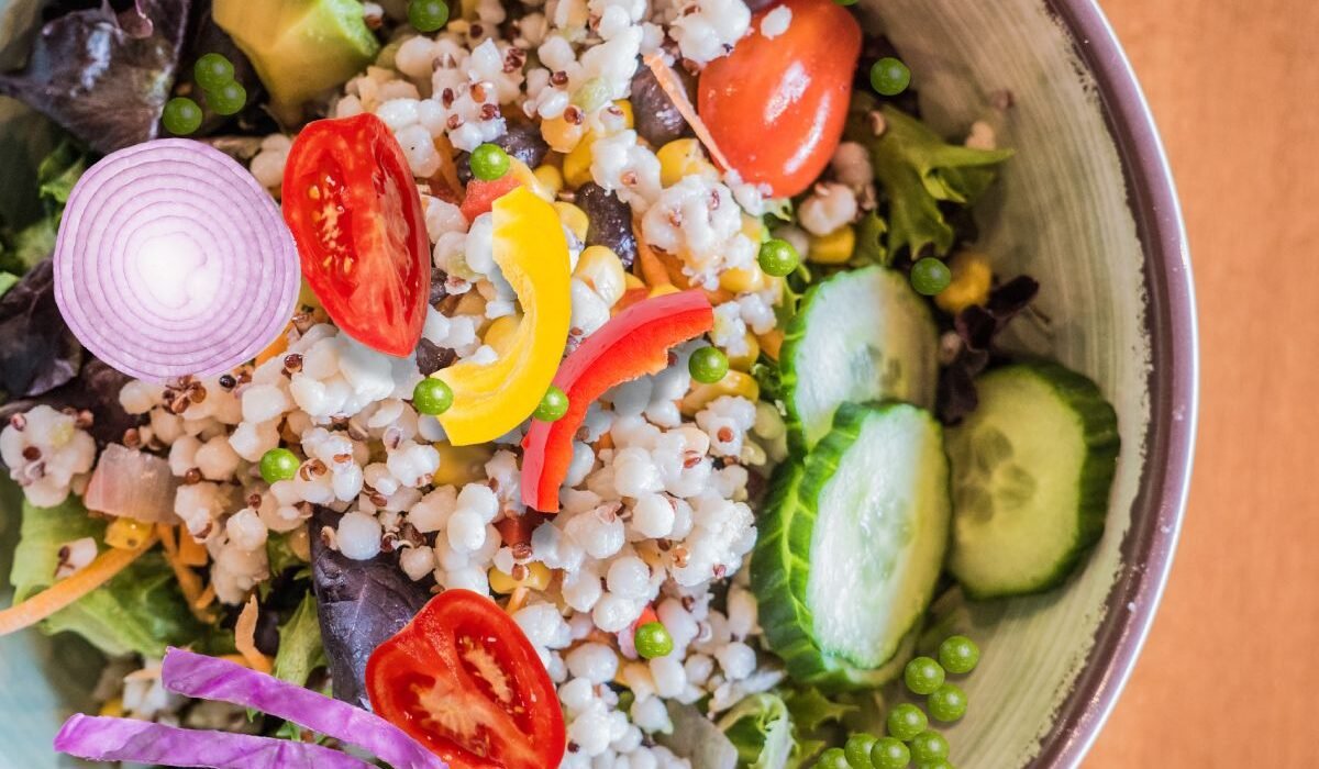 salada de quinoa com legumes